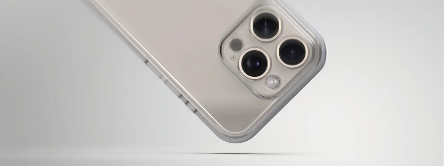 透明なスマホケースを装着したスマートフォンの背面