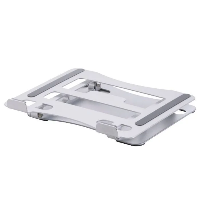 白い背景に置かれた、シルバーの折りたたみ式ノートパソコンスタンドです。複数のヒンジと滑り止めのゴムパッドが特徴で、持ち運びや収納に便利です。