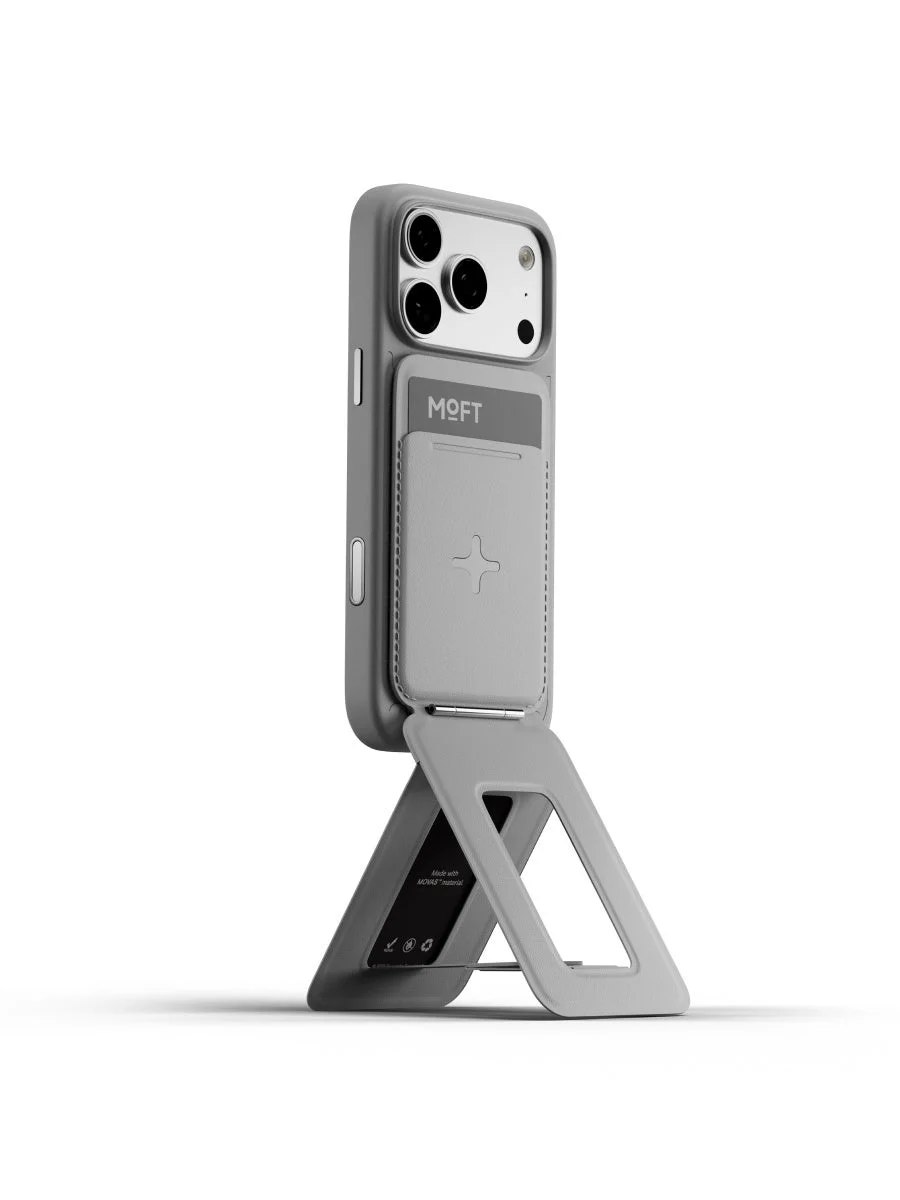 グレーのスマートフォンケースにMOFT製ウォレットスタンドが装着