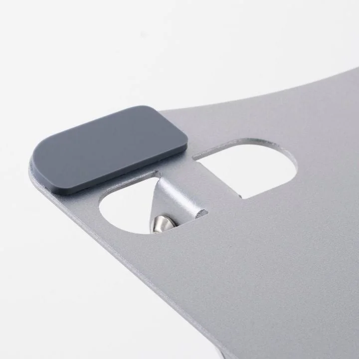 シルバーのアルミニウム製ノートパソコンスタンドの一部をクローズアップした写真です。滑り止め用のグレーのゴムパッドと、固定用のネジが見えます。シンプルなデザインで機能的な製品の一部を捉えています。