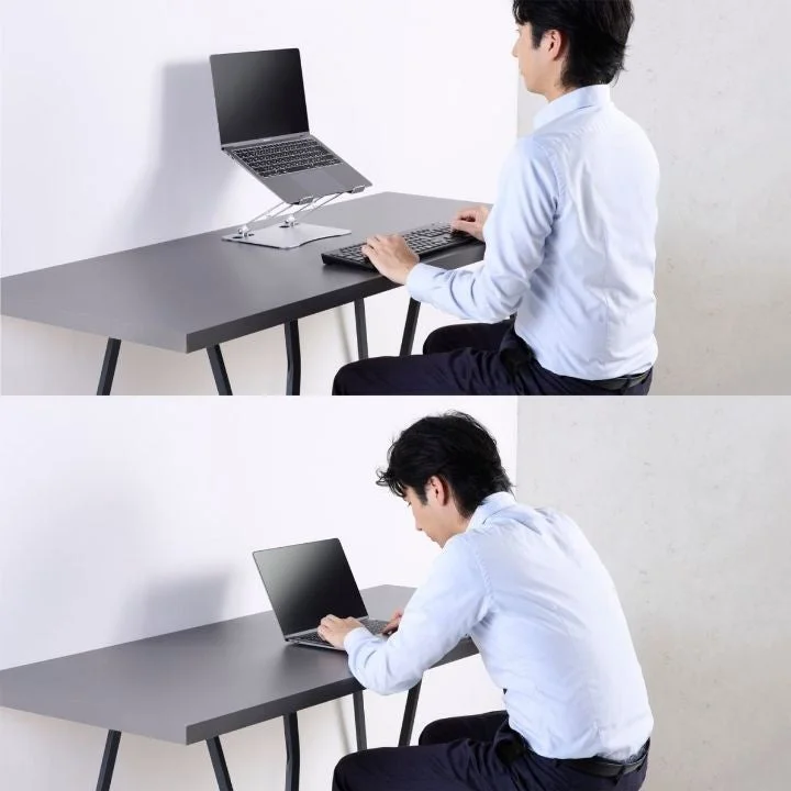 ノートパソコン使用時の姿勢の違いを比較した画像。上部ではラップトップスタンドを使い正しい姿勢で作業する男性、下部ではスタンドなしで前かがみになる男性が写っており、正しい姿勢の重要性を示しています。