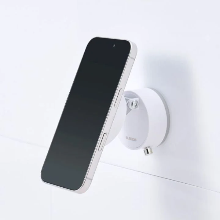 壁にスマホを固定し、角度を調整する様子