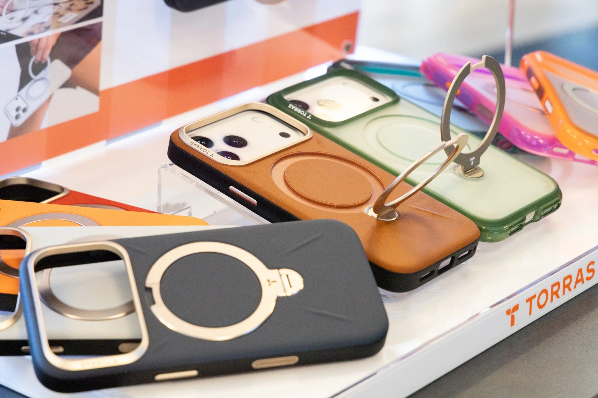 様々な色のスマホケース展示