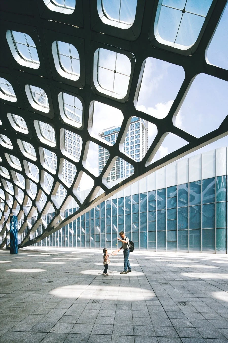 現代建築空間で遊ぶ親子