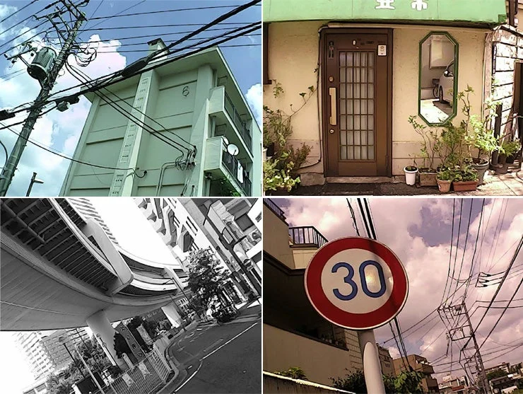 日本の街並み、都市風景、電柱、電線、建物、速度制限標識、商店、植物、高架道路、モノクロ