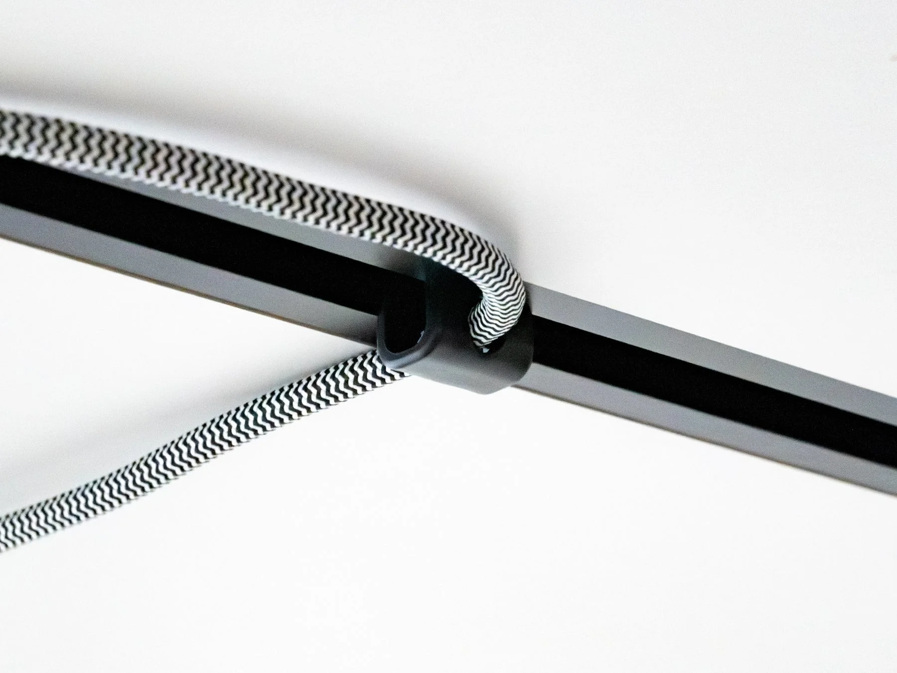 レールに装着されたCable Clip（別アングル）