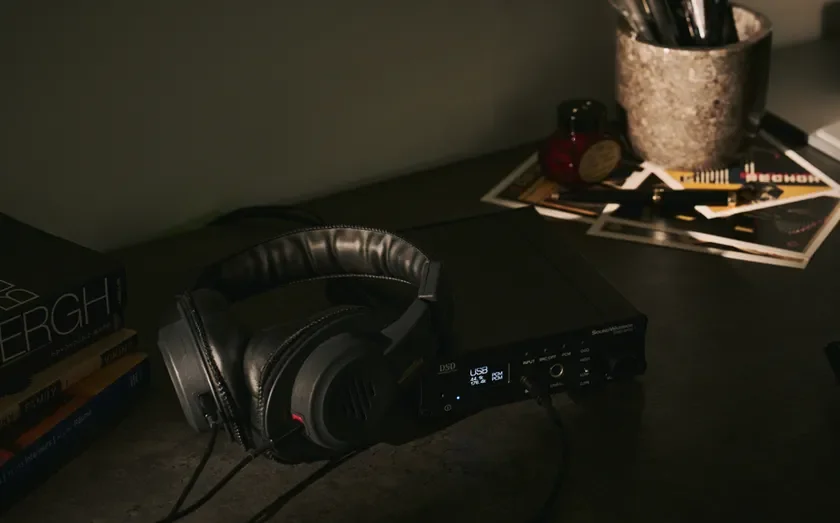 デスクにヘッドホン、オーディオ機器