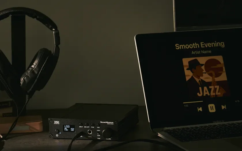 デスクにヘッドホン、DAC、ノートPC