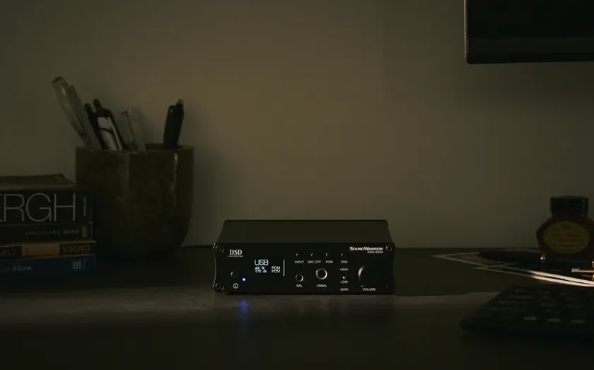 デスクにDACと文房具