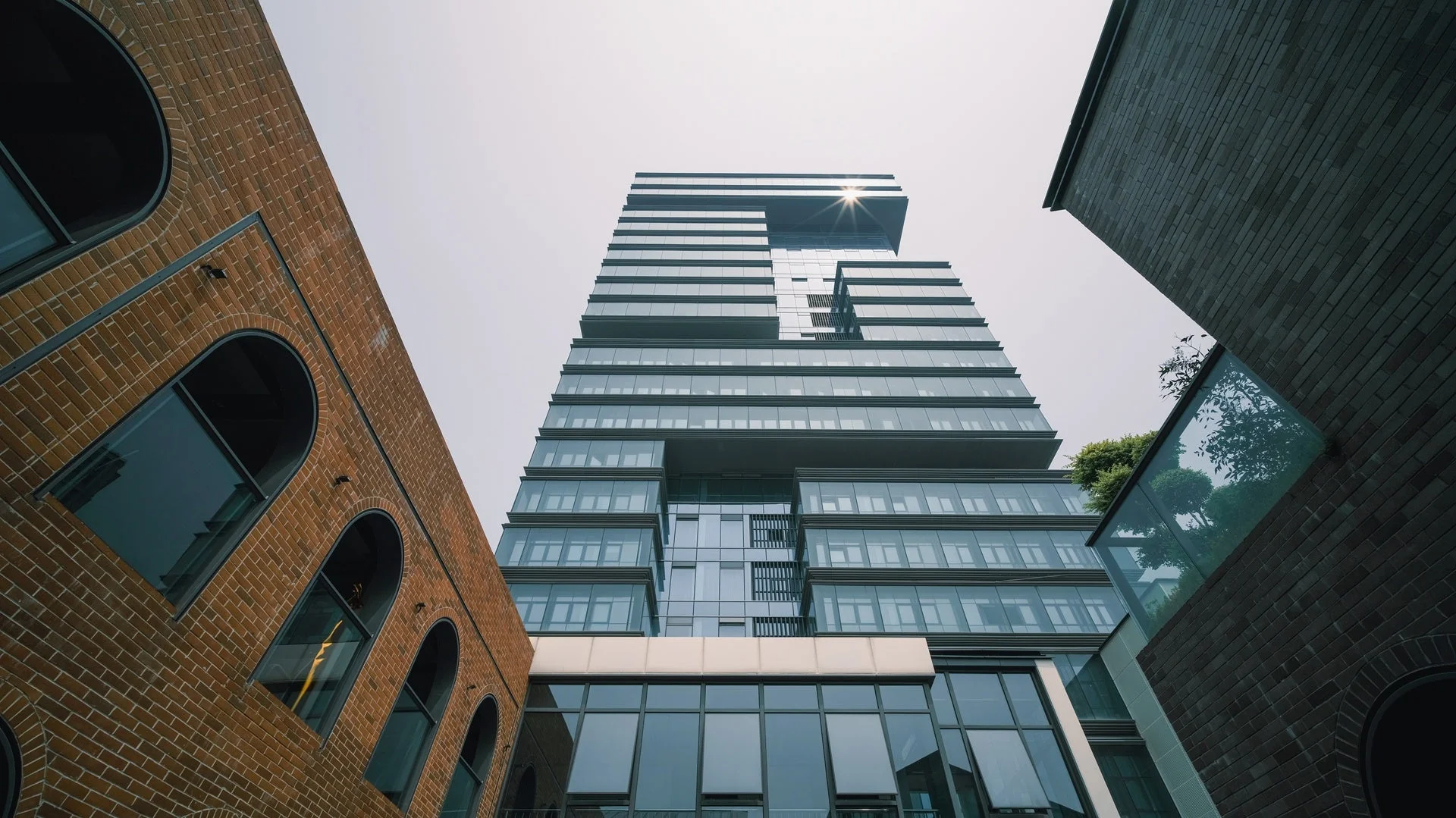 ガラス張りの高層ビルとレンガ造りの建物