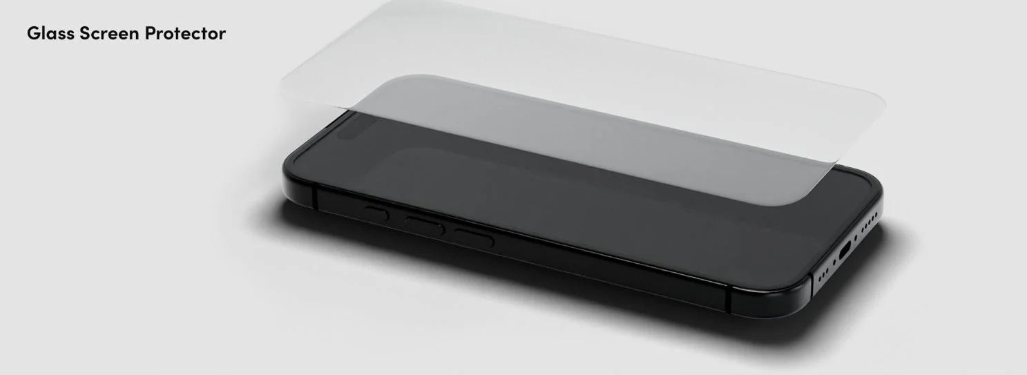 スマートフォンにガラス製スクリーンプロテクターが装着される様子