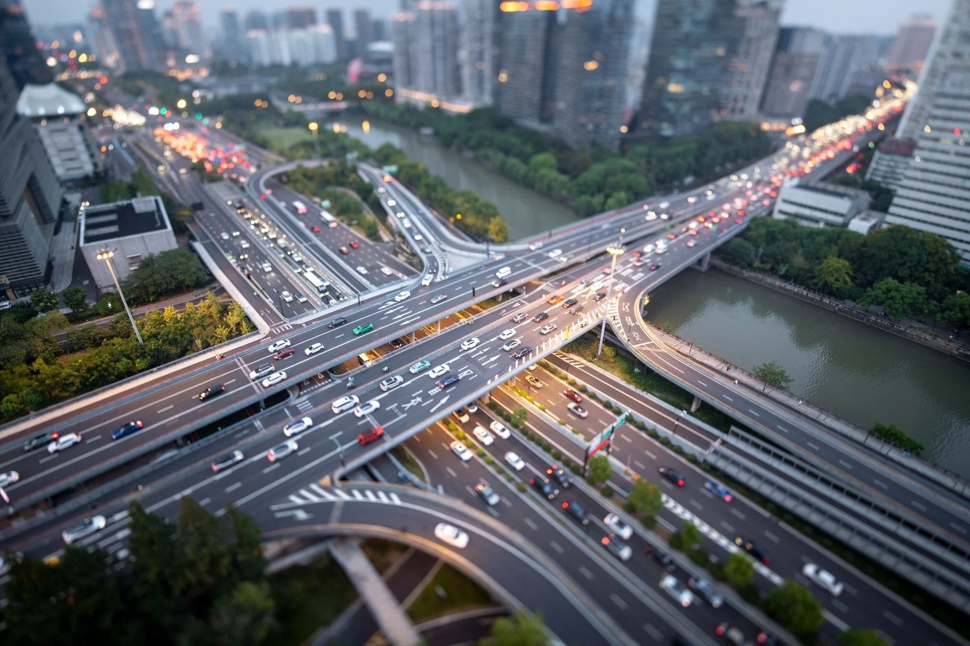 高速道路のジャンクションの夜景