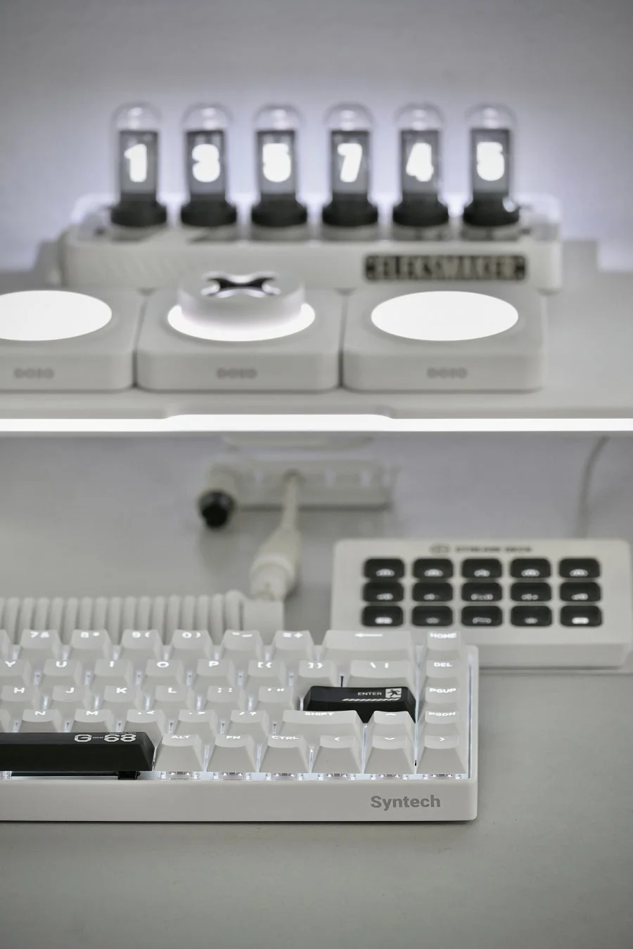 モダンなデスクセットアップとSyntechキーボード