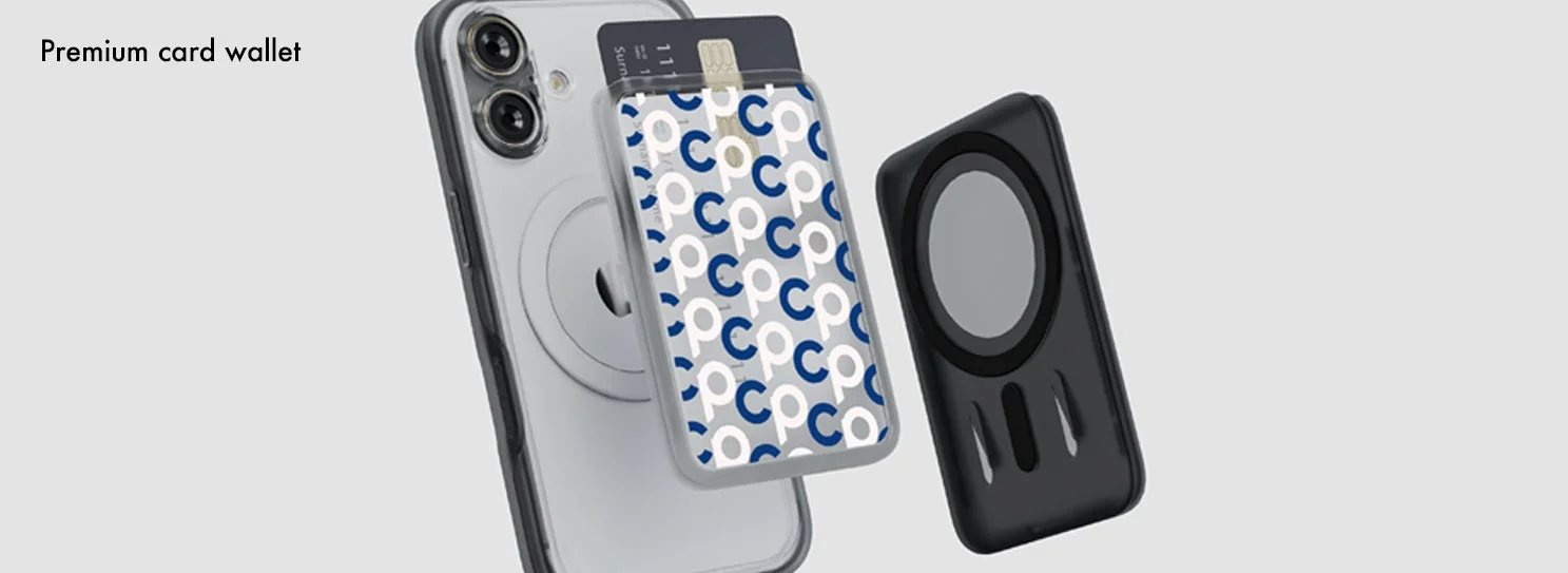 MagSafe対応のスマートフォンケースに装着されたカードウォレットと、もう一つのMagSafe対応アクセサリーが写っている画像