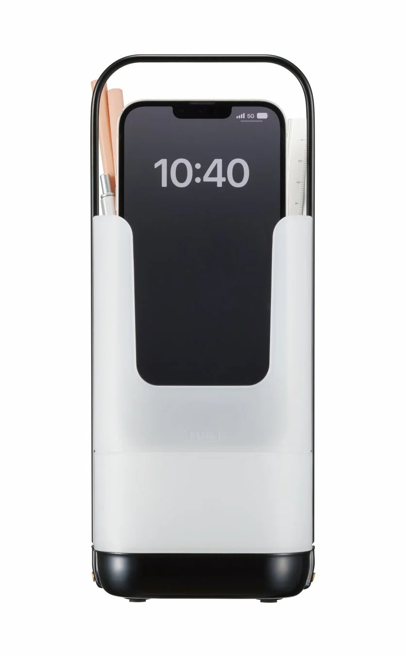 スマートフォンを立てかけたデスクオーガナイザー