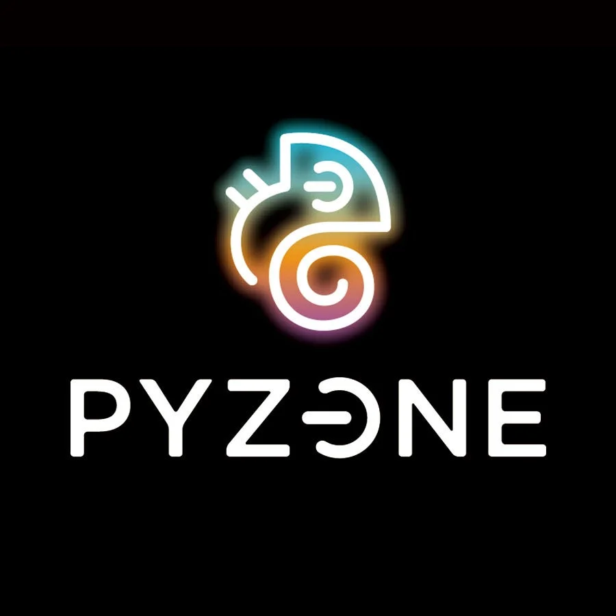 黒い背景に、ネオンカラーで描かれたカメレオンのようなアイコンと、「PYZƏNE」というテキストが配置されたロゴデザイン