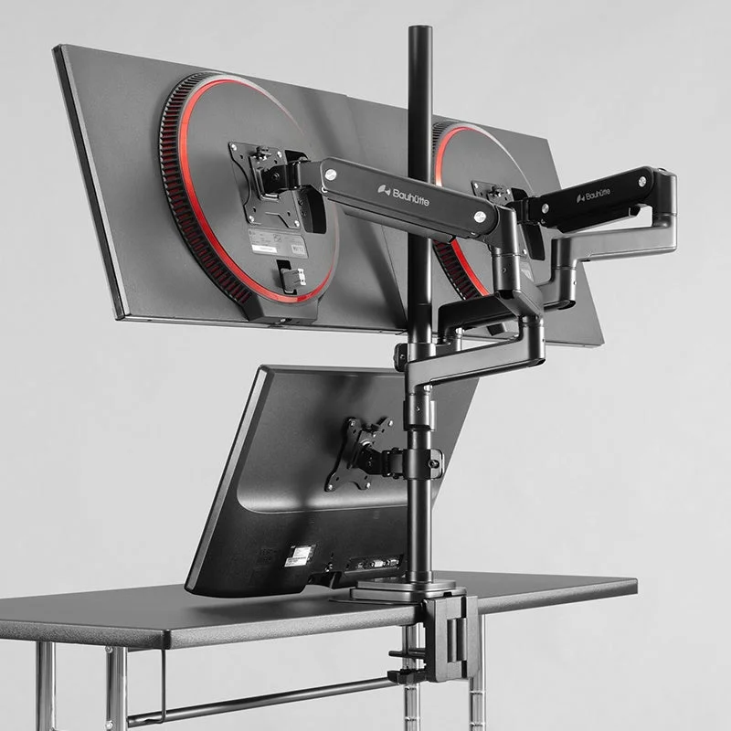 トリプルモニターアームの設置例