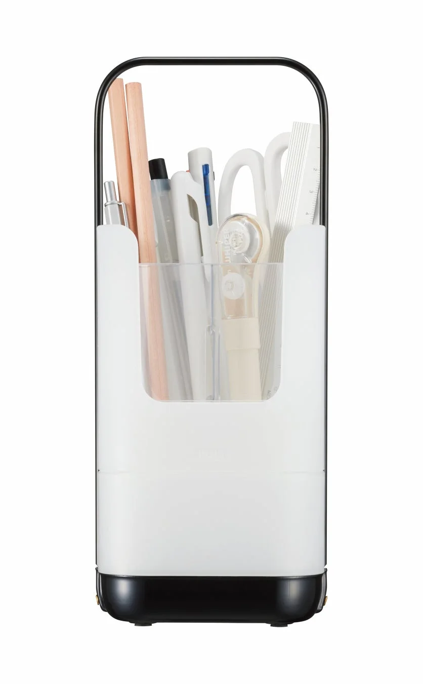 デスクオーガナイザーに収納された文房具