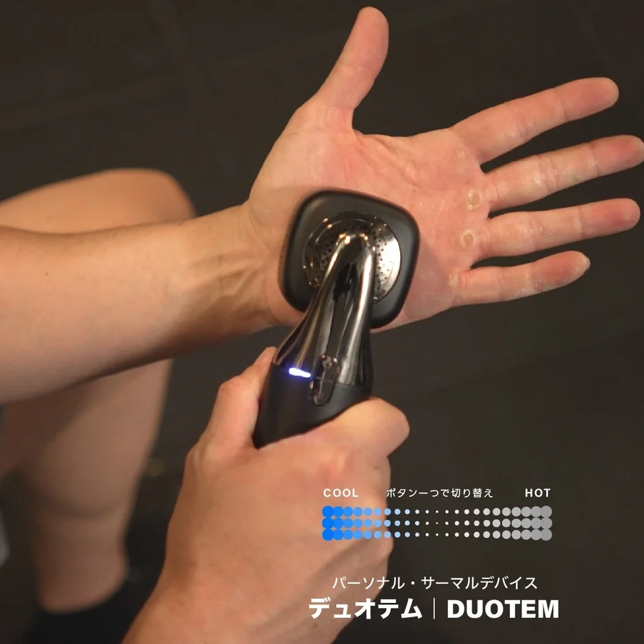 手のひらにDUOTEMを当てる様子