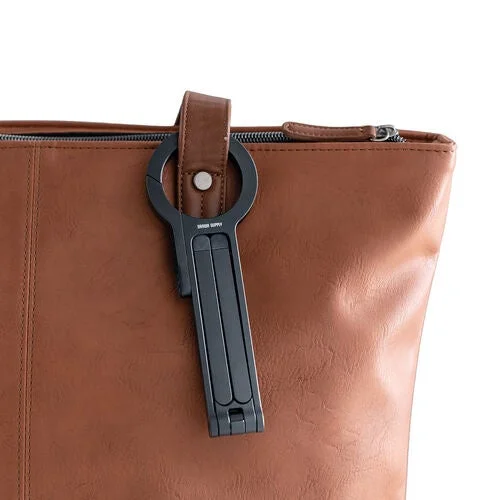 バッグに取り付けられた三脚