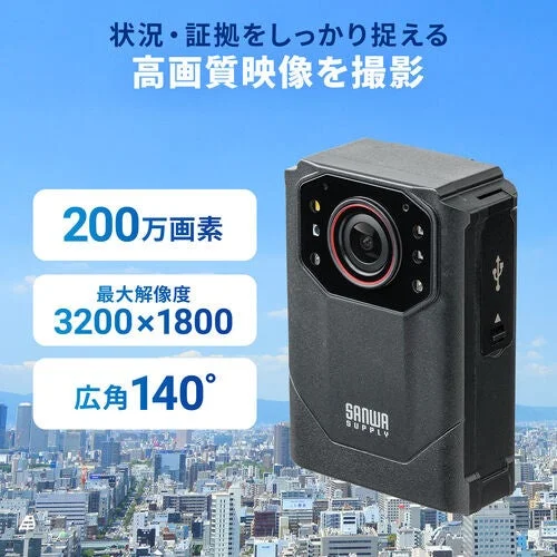 青空と都市の背景に、SANWA SUPPLY製の黒いボディカメラが大きく表示されています。