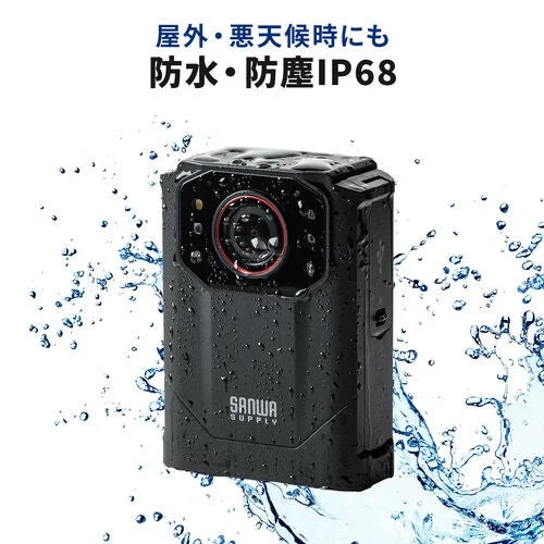 サンワサプライ製の防水・防塵IP68対応の黒いカメラが、水しぶきを浴びている様子