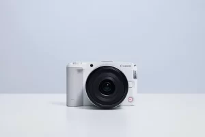 動画クリエイター必見！Canon「EOS R50 V」に待望のホワイトモデルが登場！あなたの映像表現を彩る新色を徹底解説